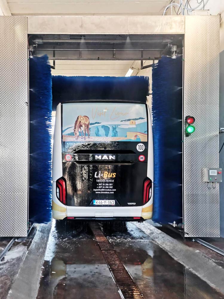 Samoposlužna autopraona kamionski portal Mostar straznja strana pranje dan Mostar – Bosnia and Herzegovina